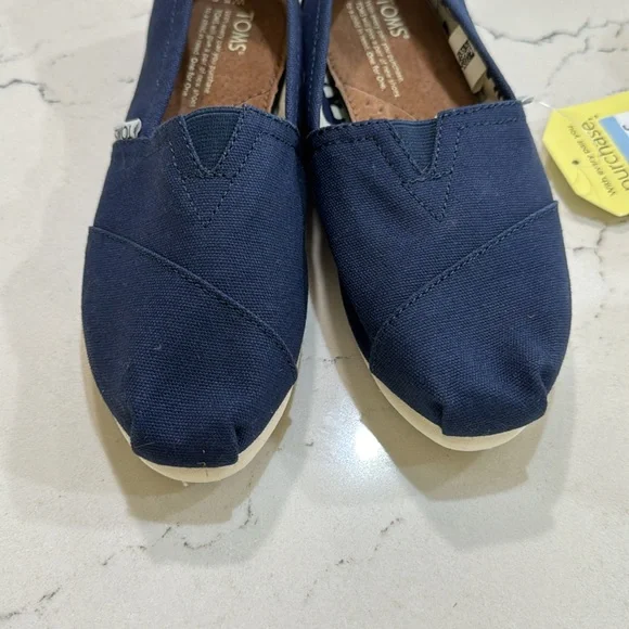 Tom’s Slip On Sneakers - Picture 2 of 6